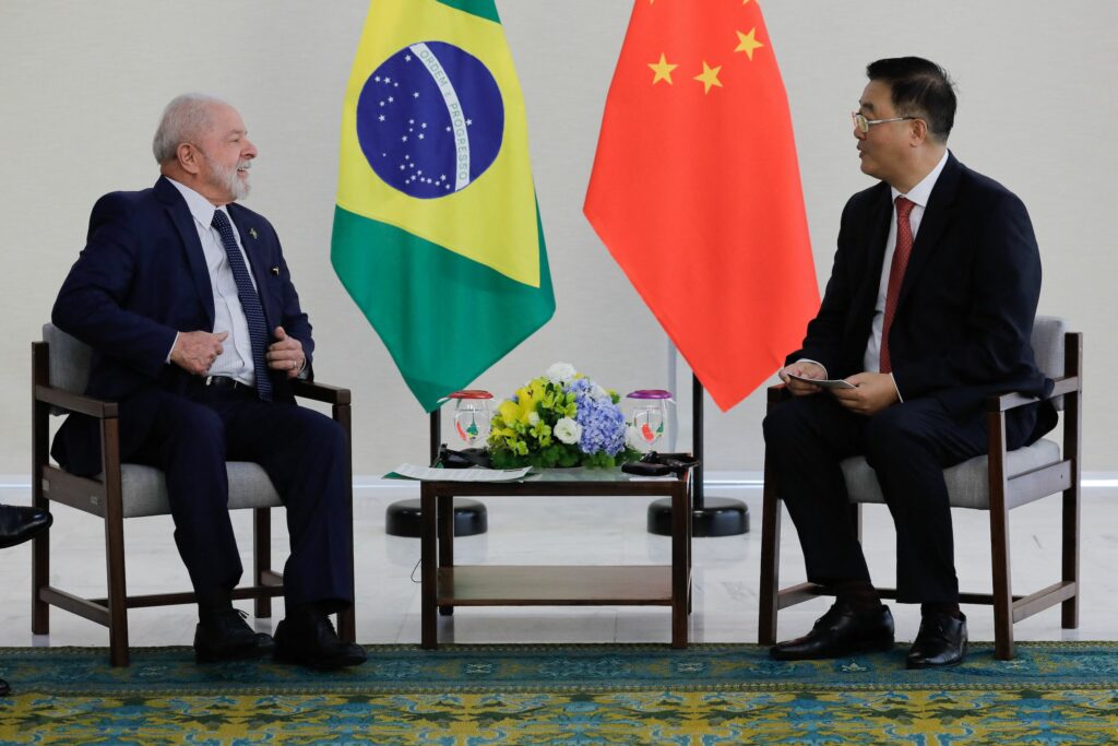 التحليل: اتفاق الصين والبرازيل خطوة لتقويض هيمنة الدولار