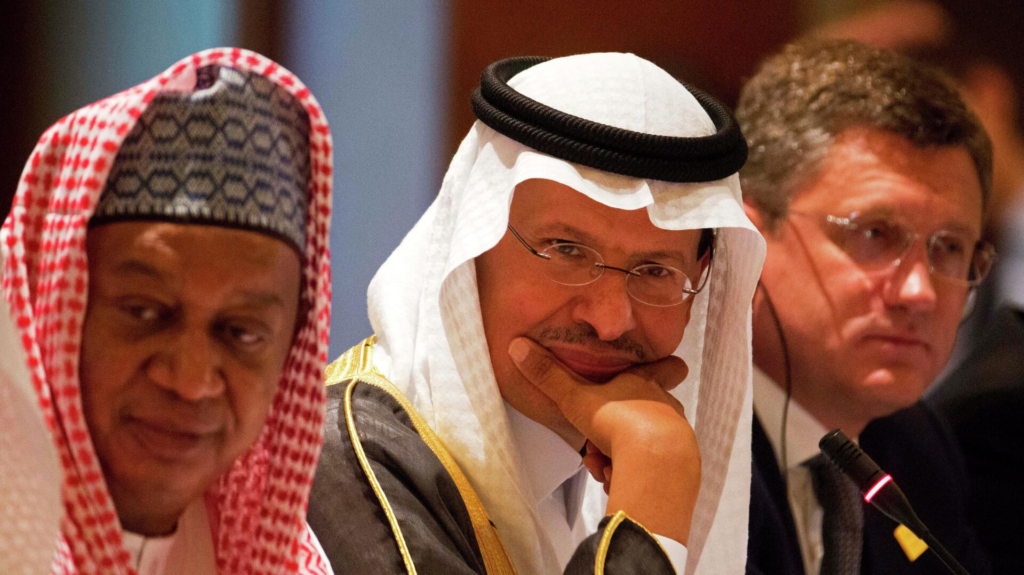 أوبك بلس تخفض إنتاجها والسعودية تدير بثقة علاقاتها مع واشنطن